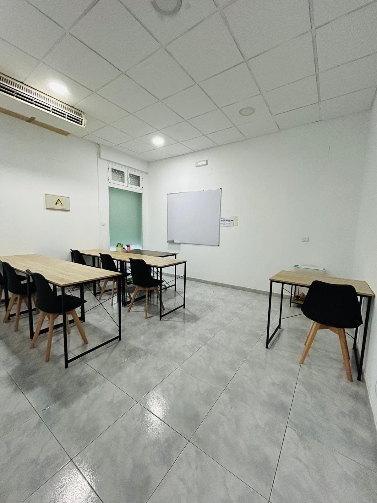 Aula con pizarra de Casa Escola en Verín