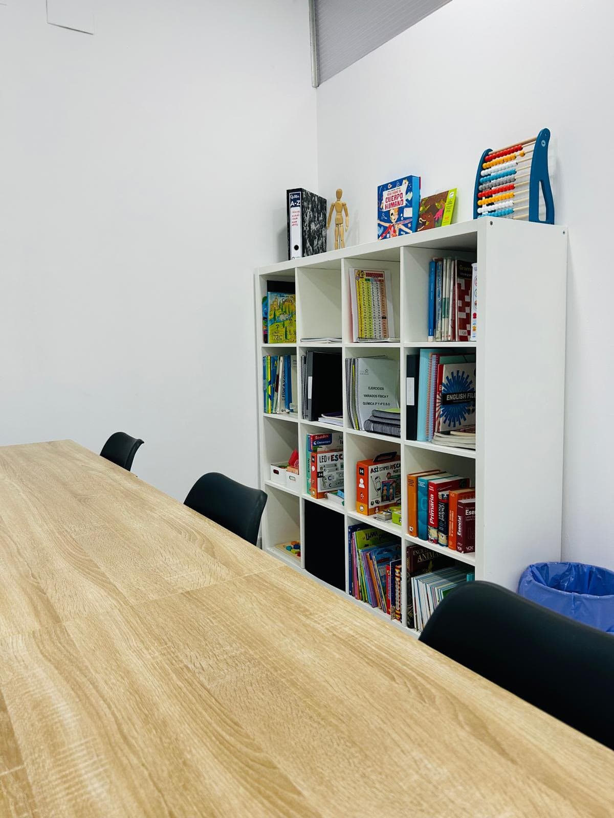 Zona de estudio con material didáctico en Verín
